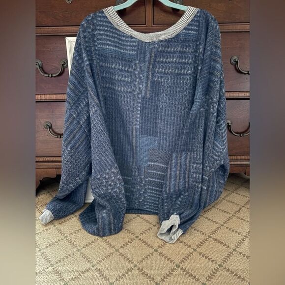 Bucket List deep V neck long sleeved sweater in a blue patterned design NWT L - Picture 2 of 8